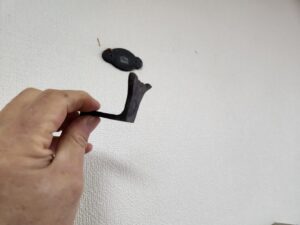 校長室の額の取付金具破損している・取り外して・新規に交換・1年ぶりに額取付・基本飾り込・小道具・高校生用教室・アトリエミカミ管理運営・ロケ地・桜川市・真壁町・ドラマ・映画・ミュージックビデオ・撮影場所・東京近郊・YouTube撮影・ロケハン・美術建て込み