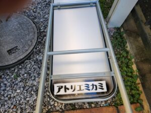 学校スタジオ・備品・姿見・鏡・新規設置・小道具・名前プレート・スプレー缶・持ち帰り禁止・紛れ防止・昇降口・廊下・職員室・基本飾り込・小道具・高校生用教室・アトリエミカミ管理運営・ロケ地・桜川市・真壁町・ドラマ・映画・ミュージックビデオ・撮影場所・東京近郊・YouTube撮影・ロケハン・美術建て込み