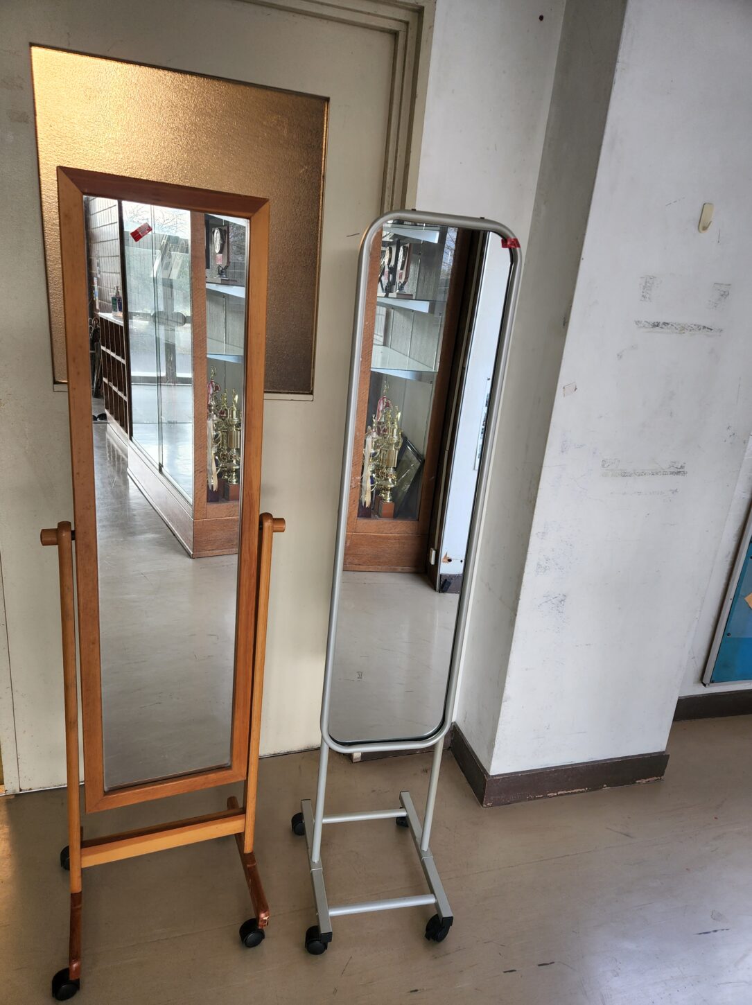 学校スタジオ・備品・姿見・鏡・新規設置・小道具・名前プレート・スプレー缶・持ち帰り禁止・紛れ防止・昇降口・廊下・職員室・基本飾り込・小道具・高校生用教室・アトリエミカミ管理運営・ロケ地・桜川市・真壁町・ドラマ・映画・ミュージックビデオ・撮影場所・東京近郊・YouTube撮影・ロケハン・美術建て込み