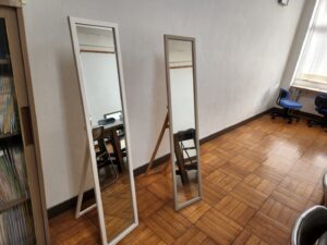 学校スタジオ・備品・姿見・鏡・新規設置・小道具・名前プレート・スプレー缶・持ち帰り禁止・紛れ防止・昇降口・廊下・職員室・基本飾り込・小道具・高校生用教室・アトリエミカミ管理運営・ロケ地・桜川市・真壁町・ドラマ・映画・ミュージックビデオ・撮影場所・東京近郊・YouTube撮影・ロケハン・美術建て込み