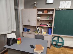 学校スタジオ・美術飾りとして、黒板けし・クリーナー・職員室・基本飾り込・小道具・高校生用教室・アトリエミカミ管理運営・ロケ地・桜川市・真壁町・ドラマ・映画・ミュージックビデオ・撮影場所・東京近郊・YouTube撮影・ロケハン・美術建て込み