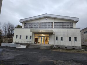 学校スタジオ・体育館・清掃・汚れ・撮影隊・水拭き・モップ・屋上・人気・撮影スポット・職員室・基本飾り込・小道具・高校生用教室・アトリエミカミ管理運営・ロケ地・桜川市・真壁町・ドラマ・映画・ミュージックビデオ・撮影場所・東京近郊・屋上・出口