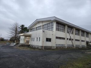 学校スタジオ・体育館・清掃・汚れ・撮影隊・水拭き・モップ・屋上・人気・撮影スポット・職員室・基本飾り込・小道具・高校生用教室・アトリエミカミ管理運営・ロケ地・桜川市・真壁町・ドラマ・映画・ミュージックビデオ・撮影場所・東京近郊・屋上・出口