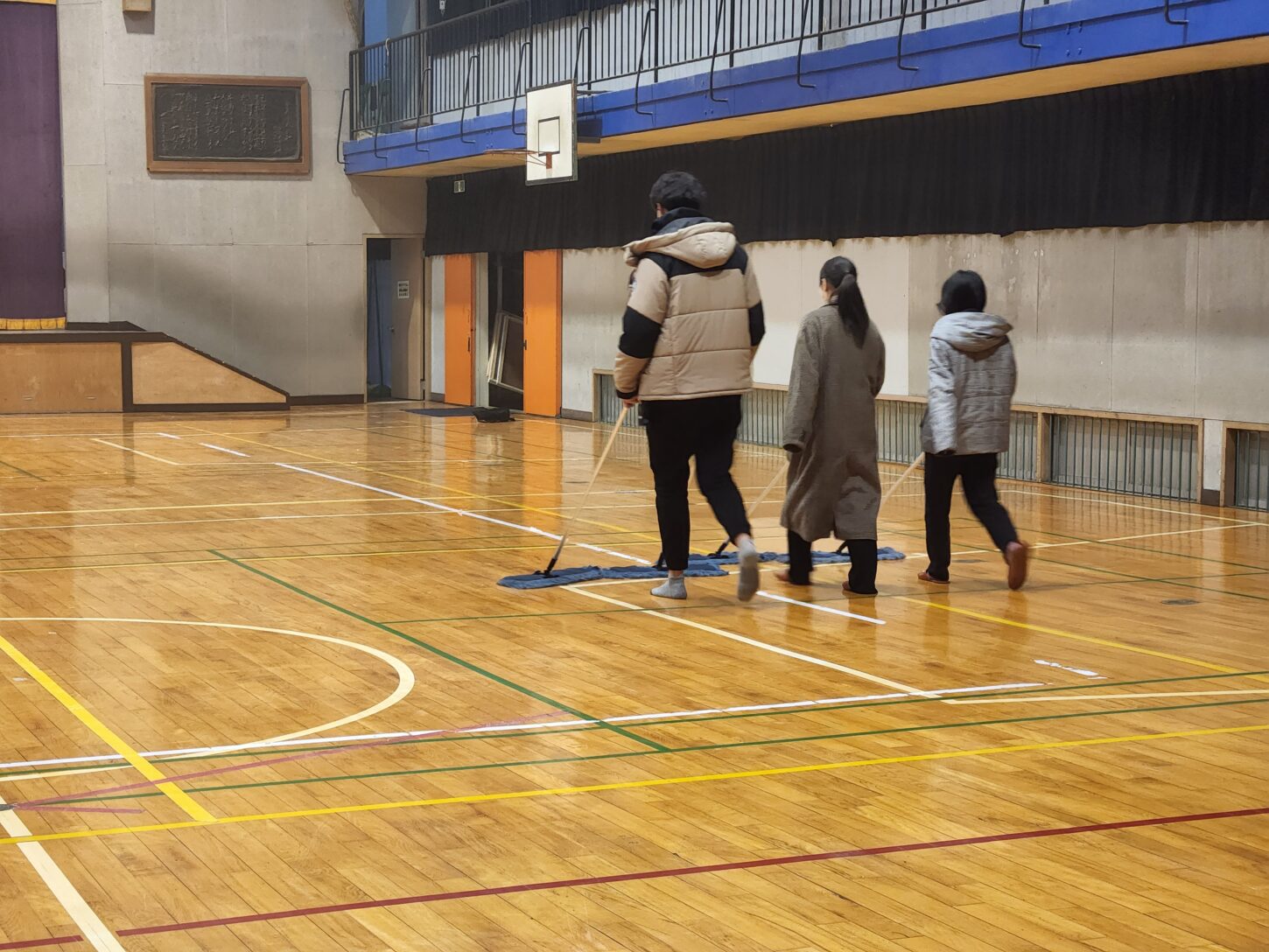学校スタジオ・体育館・清掃・汚れ・撮影隊・水拭き・モップ・屋上・人気・撮影スポット・職員室・基本飾り込・小道具・高校生用教室・アトリエミカミ管理運営・ロケ地・桜川市・真壁町・ドラマ・映画・ミュージックビデオ・撮影場所・東京近郊・屋上・出口