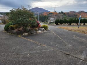 学校スタジオ、正面玄関前の植え込み・撮影ポイント・イメージカット・ロケ地・ロケ場所・撮影場所・撮影スポット・学校庭・コスプレ撮影・ドラマ撮影・映画撮影・YouTube撮影・ハウススタジオ・レンタルスタジオ・貸しスタジオ・アトリエミカミ管理運営・東京近郊・桜川市・真壁町・スタジオ料金