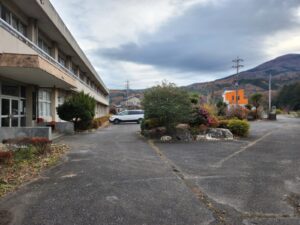 学校スタジオ、正面玄関前の植え込み・撮影ポイント・イメージカット・ロケ地・ロケ場所・撮影場所・撮影スポット・学校庭・コスプレ撮影・ドラマ撮影・映画撮影・YouTube撮影・ハウススタジオ・レンタルスタジオ・貸しスタジオ・アトリエミカミ管理運営・東京近郊・桜川市・真壁町・スタジオ料金