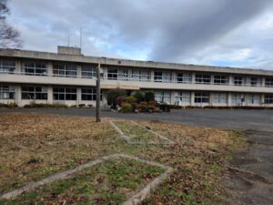 学校スタジオ、正面玄関前の植え込み・撮影ポイント・イメージカット・ロケ地・ロケ場所・撮影場所・撮影スポット・学校庭・コスプレ撮影・ドラマ撮影・映画撮影・YouTube撮影・ハウススタジオ・レンタルスタジオ・貸しスタジオ・アトリエミカミ管理運営・東京近郊・桜川市・真壁町・スタジオ料金