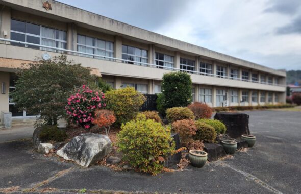学校スタジオ、正面玄関前の植え込み・撮影ポイント・イメージカット・ロケ地・ロケ場所・撮影場所・撮影スポット・学校庭・コスプレ撮影・ドラマ撮影・映画撮影・YouTube撮影・ハウススタジオ・レンタルスタジオ・貸しスタジオ・アトリエミカミ管理運営・東京近郊・桜川市・真壁町・スタジオ料金