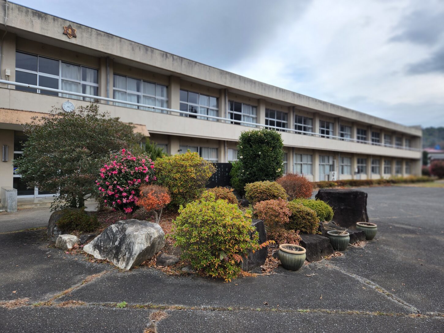 学校スタジオ、正面玄関前の植え込み・撮影ポイント・イメージカット・ロケ地・ロケ場所・撮影場所・撮影スポット・学校庭・コスプレ撮影・ドラマ撮影・映画撮影・YouTube撮影・ハウススタジオ・レンタルスタジオ・貸しスタジオ・アトリエミカミ管理運営・東京近郊・桜川市・真壁町・スタジオ料金