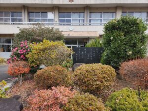 学校スタジオ、正面玄関前の植え込み・撮影ポイント・イメージカット・ロケ地・ロケ場所・撮影場所・撮影スポット・学校庭・コスプレ撮影・ドラマ撮影・映画撮影・YouTube撮影・ハウススタジオ・レンタルスタジオ・貸しスタジオ・アトリエミカミ管理運営・東京近郊・桜川市・真壁町・スタジオ料金