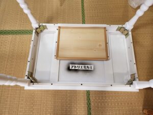 白い机・アパート・パネル取り外し・唱和でレトロなアパートスタジオ・メインロケハン・オールスタッフロケハン・撮影専用物件・アトリエミカミ管理運営・ロケ地・ロケ場所・ロケセット・撮影場所・ハウススタジオ・レンタルスタジオ・全室撮影専用・東京近郊・水海道・常総市・撮影用に改造・撮影専用電源確保・ドラマ・映画・ミュージックビデオ・バラエティー番・再現ドラマ・小道具・美術小道具・飾り込み用