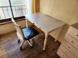 アパートスタジオ・イス・椅子・美術道具・メインロケハン・オールスタッフロケハン・撮影専用物件・アトリエミカミ管理運営・ロケ地・ロケ場所・ロケセット・撮影場所・ハウススタジオ・レンタルスタジオ・全室撮影専用・東京近郊・水海道・常総市・撮影用に改造・撮影専用電源確保・ドラマ・映画・ミュージックビデオ・バラエティー番・再現ドラマ