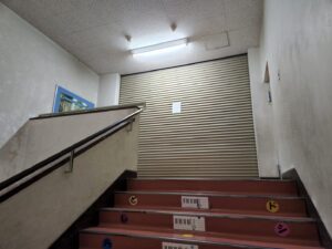 学校スタジオ・防火シャッター・降りる・事件・防災点検・飾り・衣装部・メイク・飾りこみ例・イメージカット・ロケ地・ロケ場所・撮影場所・撮影スポット・学校庭・コスプレ撮影・ドラマ撮影・映画撮影・YouTube撮影・ハウススタジオ・レンタルスタジオ・貸しスタジオ・アトリエミカミ管理運営・東京近郊・桜川市・真壁町・スタジオ