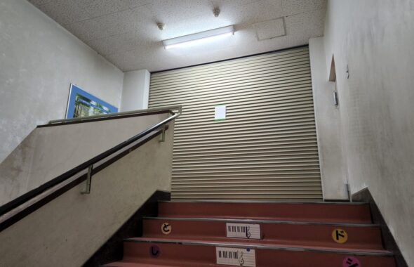 学校スタジオ・防火シャッター・降りる・事件・防災点検・飾り・衣装部・メイク・飾りこみ例・イメージカット・ロケ地・ロケ場所・撮影場所・撮影スポット・学校庭・コスプレ撮影・ドラマ撮影・映画撮影・YouTube撮影・ハウススタジオ・レンタルスタジオ・貸しスタジオ・アトリエミカミ管理運営・東京近郊・桜川市・真壁町・スタジオ