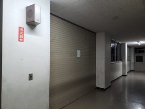 学校スタジオ・防火シャッター・降りる・事件・y点検・飾り・衣装部・メイク・飾りこみ例・イメージカット・ロケ地・ロケ場所・撮影場所・撮影スポット・学校庭・コスプレ撮影・ドラマ撮影・映画撮影・YouTube撮影・ハウススタジオ・レンタルスタジオ・貸しスタジオ・アトリエミカミ管理運営・東京近郊・桜川市・真壁町・スタジオ