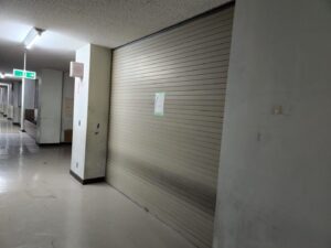 学校スタジオ・防火シャッター・降りる・事件・y点検・飾り・衣装部・メイク・飾りこみ例・イメージカット・ロケ地・ロケ場所・撮影場所・撮影スポット・学校庭・コスプレ撮影・ドラマ撮影・映画撮影・YouTube撮影・ハウススタジオ・レンタルスタジオ・貸しスタジオ・アトリエミカミ管理運営・東京近郊・桜川市・真壁町・スタジオ
