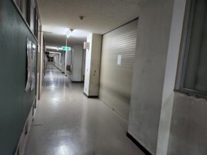 学校スタジオ・防火シャッター・降りる・事件・y点検・飾り・衣装部・メイク・飾りこみ例・イメージカット・ロケ地・ロケ場所・撮影場所・撮影スポット・学校庭・コスプレ撮影・ドラマ撮影・映画撮影・YouTube撮影・ハウススタジオ・レンタルスタジオ・貸しスタジオ・アトリエミカミ管理運営・東京近郊・桜川市・真壁町・スタジオ