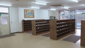 学校スタジオ・昇降口・廊下・職員室・基本飾り込・小道具・高校生用教室・アトリエミカミ管理運営・ロケ地・桜川市・真壁町・ドラマ・映画・ミュージックビデオ・撮影場所・東京近郊・YouTube撮影・ロケハン・美術建て込み