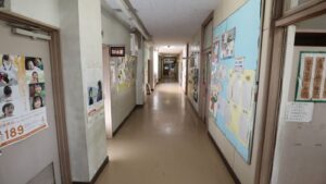 学校スタジオ・廊下・職員室・基本飾り込・小道具・高校生用教室・アトリエミカミ管理運営・ロケ地・桜川市・真壁町・ドラマ・映画・ミュージックビデオ・撮影場所・東京近郊・YouTube撮影・ロケハン・美術建て込み