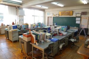 学校スタジオ・学校・職員室・基本飾り込・小道具・高校生用教室・アトリエミカミ管理運営・ロケ地・桜川市・真壁町・ドラマ・映画・ミュージックビデオ・撮影場所・東京近郊・屋上・出口
