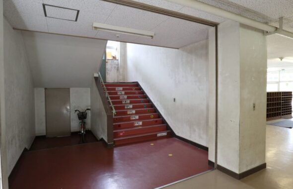 学校スタジオ・屋上・人気・撮影スポット・職員室・基本飾り込・小道具・高校生用教室・アトリエミカミ管理運営・ロケ地・桜川市・真壁町・ドラマ・映画・ミュージックビデオ・撮影場所・東京近郊・屋上・出口