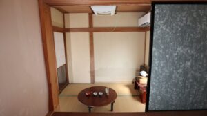 アパートスタジオ・押し入れ側から・からくり・パネル取り外し・唱和でレトロなアパートスタジオ・メインロケハン・オールスタッフロケハン・撮影専用物件・アトリエミカミ管理運営・ロケ地・ロケ場所・ロケセット・撮影場所・ハウススタジオ・レンタルスタジオ・全室撮影専用・東京近郊・水海道・常総市・撮影用に改造・撮影専用電源確保・ドラマ・映画・ミュージックビデオ・バラエティー番・再現ドラマ