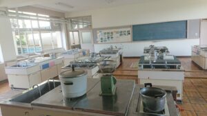 学校スタジオ・調理実習室・家庭科室・ガス台・ガスレンジ・点火・ガスボンベ・職員室・基本飾り込・小道具・高校生用教室・アトリエミカミ管理運営・ロケ地・桜川市・真壁町・ドラマ・映画・ミュージックビデオ・撮影場所・東京近郊・屋上・出口