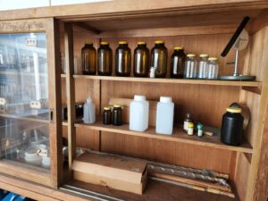 学校スタジオ・実験準備室・飾り例・試験管・ビーカー・三角フラスコ・メスシリンダー・薬瓶・テンビン測り・撮影ポイント・イメージカット・ロケ地・ロケ場所・撮影場所・撮影スポット・学校庭・コスプレ撮影・ドラマ撮影・映画撮影・YouTube撮影・ハウススタジオ・レンタルスタジオ・貸しスタジオ・アトリエミカミ管理運営・東京近郊・桜川市・真壁町・スタジオ料金