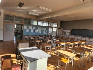 学校スタジオ・教室・外廊下・ベランダ・照明設置・カメラポジ・部室・飾り例・ロッカールーム・バスケ部・剣道部・テニス部・サッカー部・テニス部・柔道部・バレー部・卓球部・撮影ポイント・イメージカット・ロケ地・ロケ場所・撮影場所・撮影スポット・学校庭・コスプレ撮影・ドラマ撮影・映画撮影・YouTube撮影・ハウススタジオ・レンタルスタジオ・貸しスタジオ・アトリエミカミ管理運営・東京近郊・桜川市・真壁町・スタジオ・