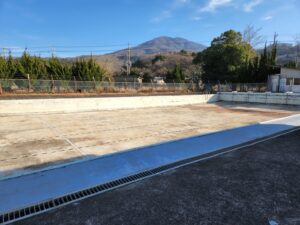 学校スタジオのプール・水の無いプール・空のプール・冬・・教室・外廊下・ベランダ・照明設置・カメラポジ・部室・飾り例・ロッカールーム・バスケ部・剣道部・テニス部・サッカー部・テニス部・柔道部・バレー部・卓球部・撮影ポイント・イメージカット・ロケ地・ロケ場所・撮影場所・撮影スポット・学校庭・コスプレ撮影・ドラマ撮影・映画撮影・YouTube撮影・ハウススタジオ・レンタルスタジオ・貸しスタジオ・アトリエミカミ管理運営・東京近郊・桜川市・真壁町・スタジオ・CM撮影