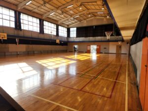 学校スタジオ・体育館・自然光が入る・明るい・光の演出・冬・教室・外廊下・ベランダ・照明設置・カメラポジ・部室・飾り例・ロッカールーム・バスケ部・剣道部・テニス部・サッカー部・テニス部・柔道部・バレー部・卓球部・撮影ポイント・イメージカット・ロケ地・ロケ場所・撮影場所・撮影スポット・学校庭・コスプレ撮影・ドラマ撮影・映画撮影・YouTube撮影・ハウススタジオ・レンタルスタジオ・貸しスタジオ・アトリエミカミ管理運営・東京近郊・桜川市・真壁町・スタジオ・CM撮影