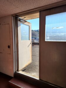 学校スタジオ・屋上・出入り口・教室・外廊下・ベランダ・照明設置・カメラポジ・部室・飾り例・ロッカールーム・バスケ部・剣道部・テニス部・サッカー部・テニス部・柔道部・バレー部・卓球部・撮影ポイント・イメージカット・ロケ地・ロケ場所・撮影場所・撮影スポット・学校庭・コスプレ撮影・ドラマ撮影・映画撮影・YouTube撮影・ハウススタジオ・レンタルスタジオ・貸しスタジオ・アトリエミカミ管理運営・東京近郊・桜川市・真壁町・スタジオ・CM撮影