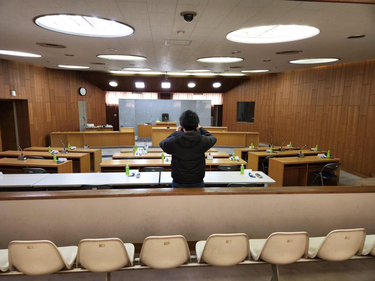 裁判所に観える議場・会議室・撮影・ロケ地・アトリエミカミがロケーションコーデネートしてます・ドラマ・映画・ミュージックビデオ・ロケ場所