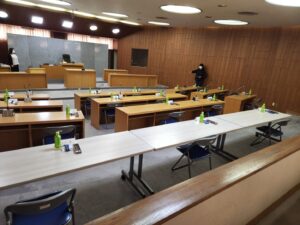 裁判所に観える議場・会議室・撮影・ロケ地・アトリエミカミがロケーションコーデネートしてます・ドラマ・映画・ミュージックビデオ・ロケ場所