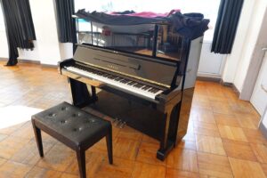 学校スタジオ・音楽室・ピアノ・教室・照明設置・撮影ポイント・カメラアングル・円形ドリー・イメージカット・ロケ地・ロケ場所・撮影場所・撮影スポット・学校庭・コスプレ撮影・ドラマ撮影・映画撮影・YouTube撮影・ハウススタジオ・レンタルスタジオ・貸しスタジオ・アトリエミカミ管理運営・東京近郊・桜川市・真壁町・スタジオ料金