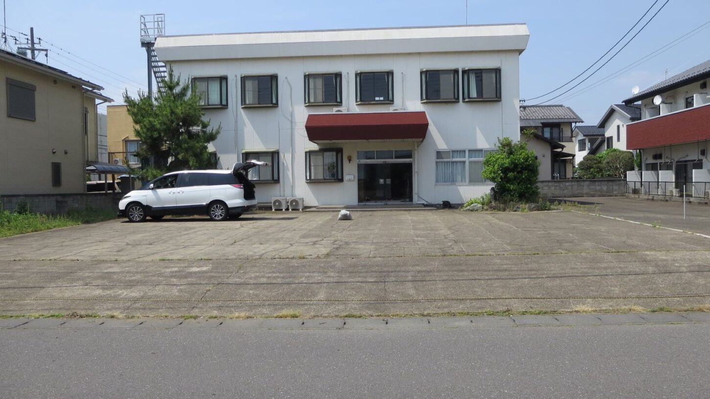 元ビジネスホテルスタジオ・大型戸建てスタジオ・昭和でレトロなアパートスタジオ・駐車スペース・駐車場・美術トラック・美トラ・マイクロバス・搬入スペース・搬出スペース・美術小道具投入・メインロケハン・オールスタッフロケハン・撮影専用物件・アトリエミカミ管理運営・ロケ地・ロケ場所・ロケセット・撮影場所・ハウススタジオ・レンタルスタジオ・全室撮影専用・東京近郊・水海道・常総市・撮影用に改造・撮影専用電源確保・ドラマ・映画・ミュージックビデオ・バラエティー番・再現ドラマ・照明・電気配線・点灯・電気チェク