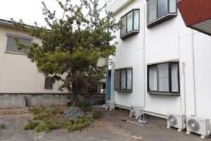 元ビジネスホテルスタジオ・大型戸建てスタジオ・昭和でレトロなアパートスタジオ・駐車スペース・駐車場・美術トラック・美トラ・マイクロバス・搬入スペース・搬出スペース・美術小道具投入・メインロケハン・オールスタッフロケハン・撮影専用物件・アトリエミカミ管理運営・ロケ地・ロケ場所・ロケセット・撮影場所・ハウススタジオ・レンタルスタジオ・全室撮影専用・東京近郊・水海道・常総市・撮影用に改造・撮影専用電源確保・ドラマ・映画・ミュージックビデオ・バラエティー番・再現ドラマ・照明・電気配線・点灯・電気チェク