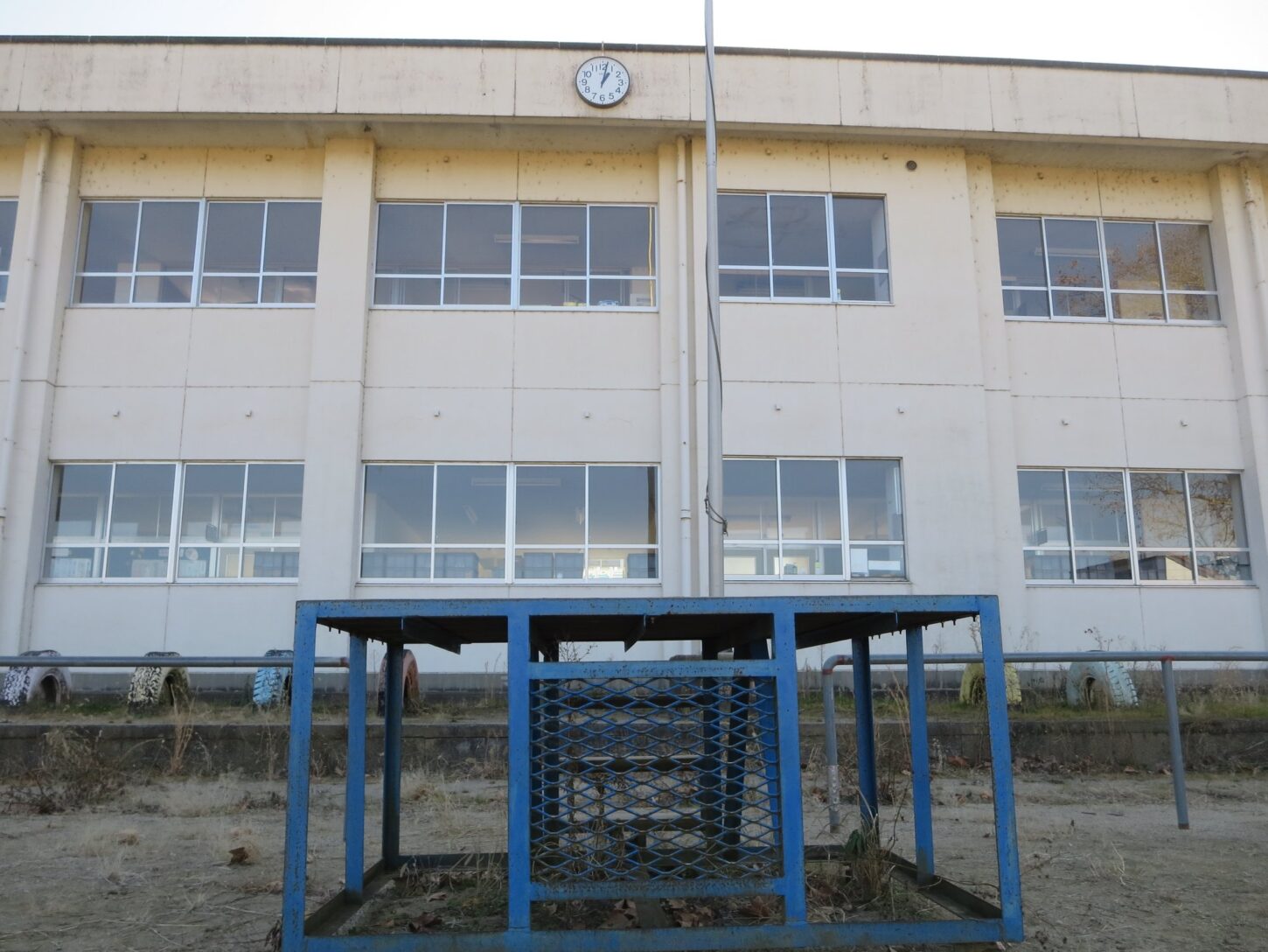 学校スタジオ・外観・朝礼台・アトリエミカミ管理運営・撮影場所・ロケ地・ドラマ撮影・映画撮影・ミュージックビデオ撮影・CM撮影・コマーシャル撮影・ウエーブ動画・撮影現場・東京近郊・YouTube撮影・スチール撮影・グラフィック撮影・イメージ撮影・再現ドラマ撮