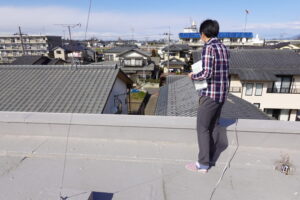 アパートスタジオ・南側窓・俯瞰撮影・隣の屋上から・俯瞰撮影のために新規階段増設・アトリエミカミ管理運営・撮影場所・ハウススタジオ・昭和でレトロなアパートスタジオ・出入り階段も俯瞰で撮影・ドラマ・映画・再現ドラマ・撮影ポイント・撮影専用物件・常総市・水海道・東京近郊・東京駅から50分・駅歩5分