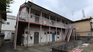 アパートスタジオ・南側窓・俯瞰撮影・隣の屋上から・俯瞰撮影のために新規階段増設・アトリエミカミ管理運営・撮影場所・ハウススタジオ・昭和でレトロなアパートスタジオ・出入り階段も俯瞰で撮影・ドラマ・映画・再現ドラマ・撮影ポイント・撮影専用物件・常総市・水海道・東京近郊・東京駅から50分・駅歩5分