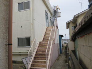 アパートスタジオ・南側窓・俯瞰撮影・隣の屋上から・俯瞰撮影のために新規階段増設・アトリエミカミ管理運営・撮影場所・ハウススタジオ・昭和でレトロなアパートスタジオ・出入り階段も俯瞰で撮影・ドラマ・映画・再現ドラマ・撮影ポイント・撮影専用物件・常総市・水海道・東京近郊・東京駅から50分・駅歩5分