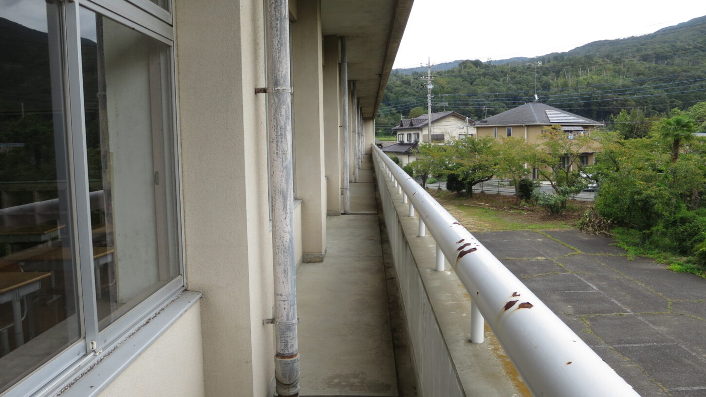学校スタジオ・教室外・外廊下・ベランダ・照明設置・撮影ポイント・カメラアングル・イメージカット・ロケ地・ロケ場所・撮影場所・撮影スポット・学校庭・コスプレ撮影・ドラマ撮影・映画撮影・YouTube撮影・ハウススタジオ・レンタルスタジオ・貸しスタジオ・アトリエミカミ管理運営・東京近郊・桜川市・真壁町・スタジオ料金