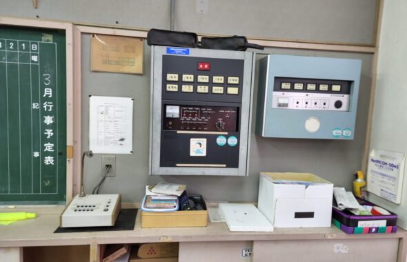 学校スタジオ・職員室・防災装置・バッテリー交換・電池交換・アトリエミカミ管理運営・撮影場所・ロケ地・ドラマ撮影・映画撮影・ミュージックビデオ撮影・CM撮影・コマーシャル撮影・ウエーブ動画・撮影現場・東京近郊・YouTube撮影・スチール撮影・グラフィック撮影・イメージ撮影・再現ドラマ撮影・東京近郊・桜川市・真壁町・都心から90分・飾り込み・美術飾り・スモークマシン・煙撮影・非常ベル・防火シャッター・電源