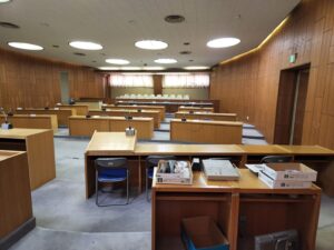 裁判所に観える議場・会議室・撮影・ロケ地・アトリエミカミがロケーションコーデネートしてます・ドラマ・映画・ミュージックビデオ・ロケ場所