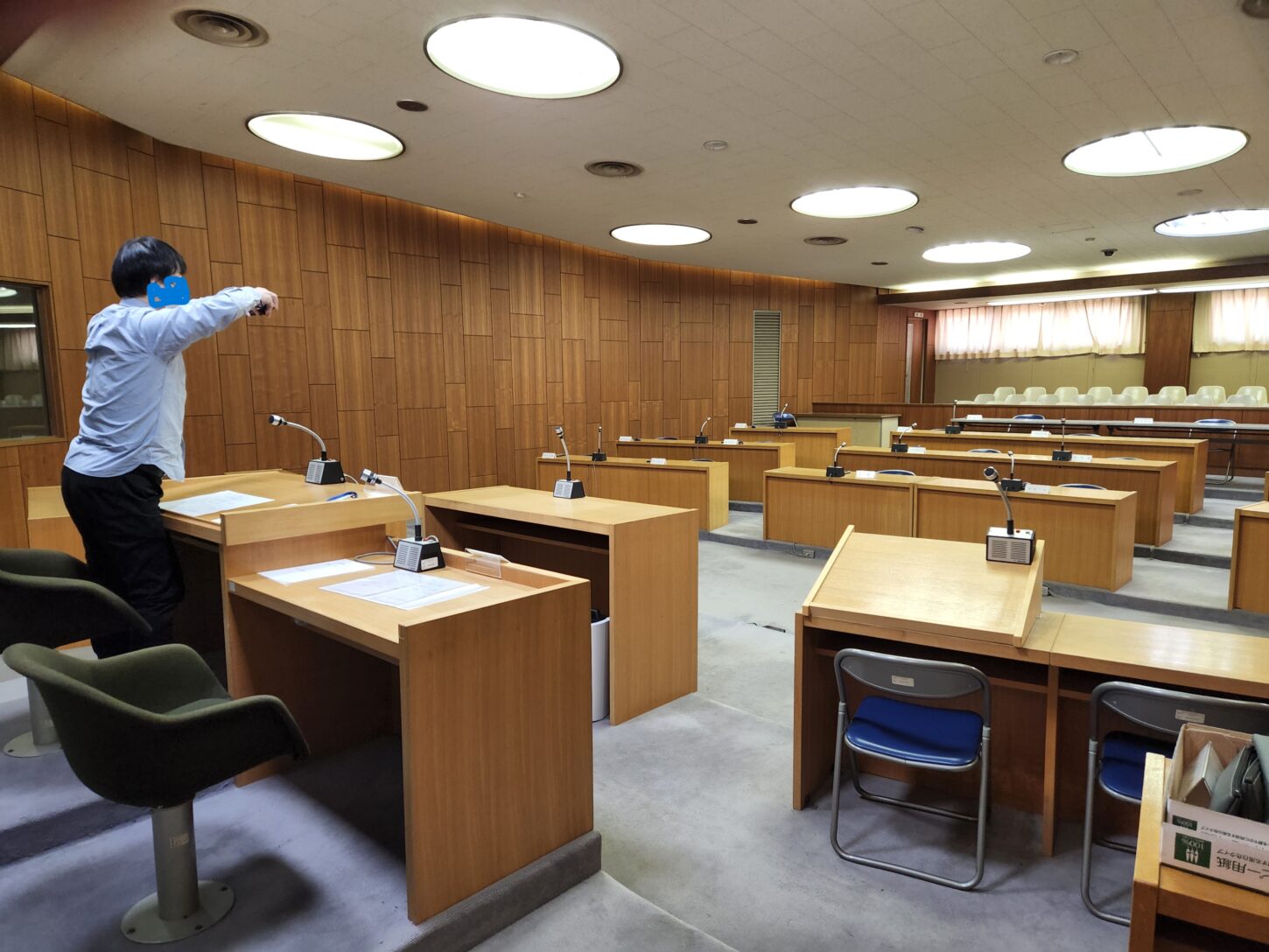 裁判所に観える議場・会議室・撮影・ロケ地・アトリエミカミがロケーションコーデネートしてます・ドラマ・映画・ミュージックビデオ・ロケ場所