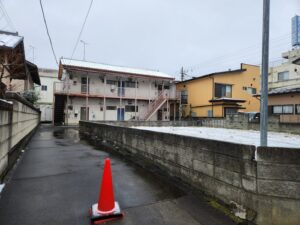 大雪警報・やんでました・アパートスタジオ・元ビジネスホテルスタジオ・大型戸建スタジオ・昭和でレトロなアパートスタジオ・駐車スペース・駐車場・美術トラック・美トラ・マイクロバス・搬入スペース・搬出スペース・美術小道具投入・メインロケハン・オールスタッフロケハン・撮影専用物件・アトリエミカミ管理運営・ロケ地・ロケ場所・ロケセット・撮影場所・ハウススタジオ・レンタルスタジオ・全室撮影専用・東京近郊・水海道・常総市・撮影用に改造・撮影専用電源確保・ドラマ・映画・ミュージックビデオ・バラエティー番・再現ドラマ・照明・警察の僚・学生寮・社員寮・合宿所設定