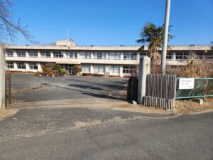 学校スタジオ・正門・溝・泥・つまり・開閉・メンテナンス・アトリエミカミ・管理運営・撮影スタジオ・ロケ地・東京近郊・撮影場所・ドラマ撮影・ミュージックビデオ撮影・YouTube撮影・映画撮影・再現ドラマ撮影・コスプレ撮影・撮影会・撮影現場・桜川市・真壁町・東京・関東・東京近場