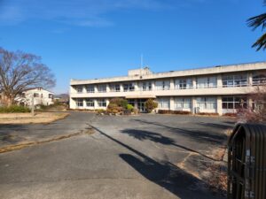 学校スタジオ・正門・溝・泥・つまり・開閉・メンテナンス・アトリエミカミ・管理運営・撮影スタジオ・ロケ地・東京近郊・撮影場所・ドラマ撮影・ミュージックビデオ撮影・YouTube撮影・映画撮影・再現ドラマ撮影・コスプレ撮影・撮影会・撮影現場・桜川市・真壁町・東京・関東・東京近場