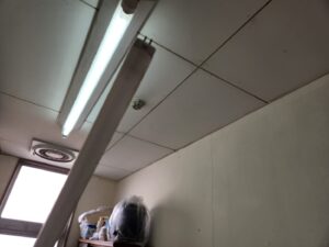 学校スタジオ・1階・給湯室・交換・蛍光灯・省エネ・明るい・メンテナンス・アトリエミカミ・管理運営・撮影スタジオ・ロケ地・東京近郊・撮影場所・ドラマ撮影・ミュージックビデオ撮影・YouTube撮影・映画撮影・再現ドラマ撮影・コスプレ撮影・撮影会・撮影現場・桜川市・真壁町・東京・関東・東京
