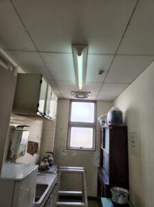 学校スタジオ・1階・給湯室・交換・蛍光灯・省エネ・明るい・メンテナンス・アトリエミカミ・管理運営・撮影スタジオ・ロケ地・東京近郊・撮影場所・ドラマ撮影・ミュージックビデオ撮影・YouTube撮影・映画撮影・再現ドラマ撮影・コスプレ撮影・撮影会・撮影現場・桜川市・真壁町・東京・関東・東京